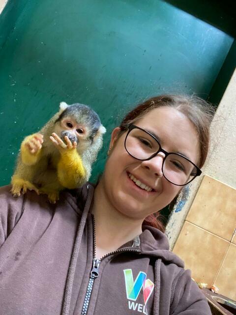 Kathi mit zutraulichem Totenkopfaffen.