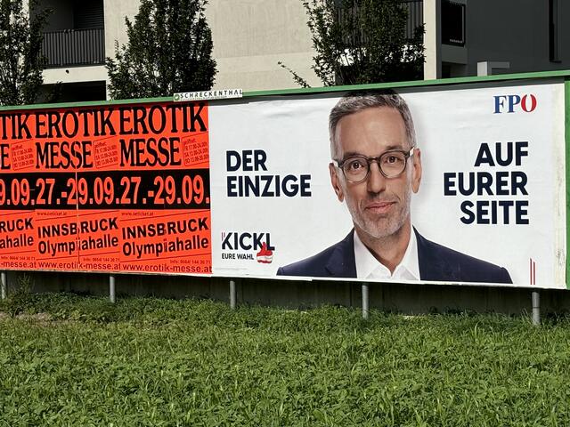 Besondere Allianzen an Werbebotschaften sind wieder garantiert. Die Erotik-Messe hat einen Hinweis auf den Wahltag, der im rechten Plakat fehlt. | Foto: MeinBezirk