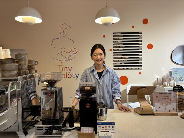 Michelle Guo suchte in Wien nach einem Ort, wo sie sich auch mal vom Alltag zurückziehen und gleichzeitig Menschen in ähnlicher Lebenslage treffen konnte. Schließlich schuf sie ihn selbst. | Foto: Nieschalk/MeinBezirk