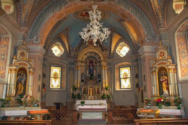 10 # 1165: Reich geschmückter Innenraum mit Hochalter der Frauenkirche ist überwiegend im neubarocken Stil von 1906 gehalten. Die „Urkirche“ ist als Teil eines Spitals im 15. Jh. Im Jahr 1634 vernichtete der Stadtbrand auch die Kirche.  | Foto: © by Ing. Günter Kramarcsik