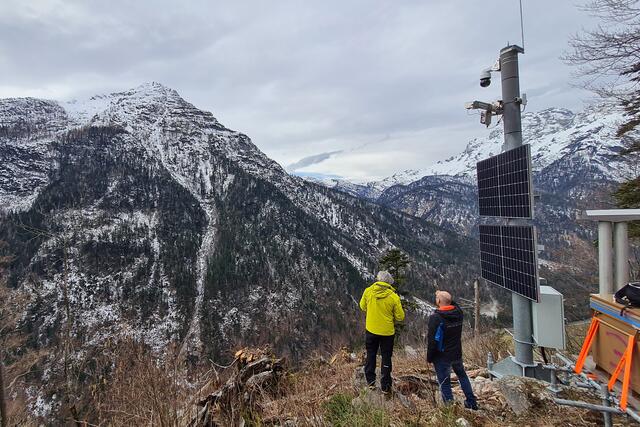 Das Lawinenradar scannt den Hang gegenüber und merkt ob sich eine Lawine in den Gang setzt. | Foto: Land Salzburg/Bernhard Kern