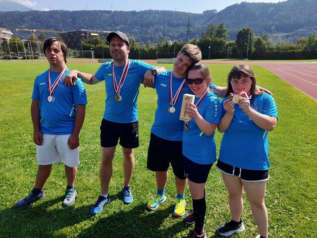 Glückliche Landesmeister der 33. Tiroler Leichtathletikmeisterschaften für Menschen mit Behinderung.  | Foto: TBSV