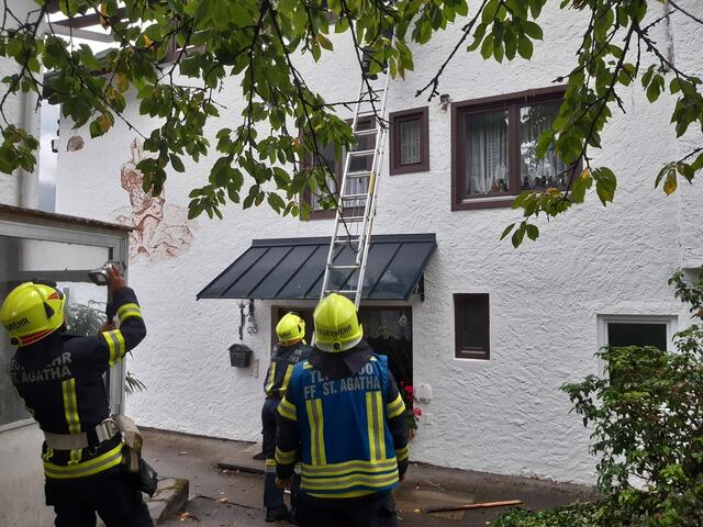 DIe FF St. Agatha rückte an, um einen Blitzeinschlag in einem Wohnhaus in der Goiserer Ortschaft Untersee zu untersuchen und einen möglichen Brand zu verhindern. | Foto: FF St. Agahta/Facebook