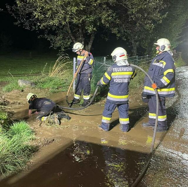 Im Ortsgebiet mussten mehrere Kanäle entlang der Straßen freigelegt werden, damit die wassermassen abfließen konnten. | Foto: FF Vordernberg