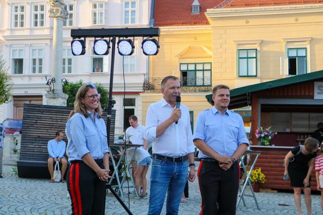 Bürgermeister Stefan Lang begrüßt die Gäste beim Sommerkonzert