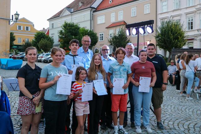Gratulierten den Musikschülern: Sonja Wurm, Musikschuldirektor Gerhard Forman und Bürgermeister Stefan Lang