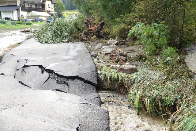 Zwei Höfe sind von der Umwelt abgeschnitten. | Foto: FF/Horn