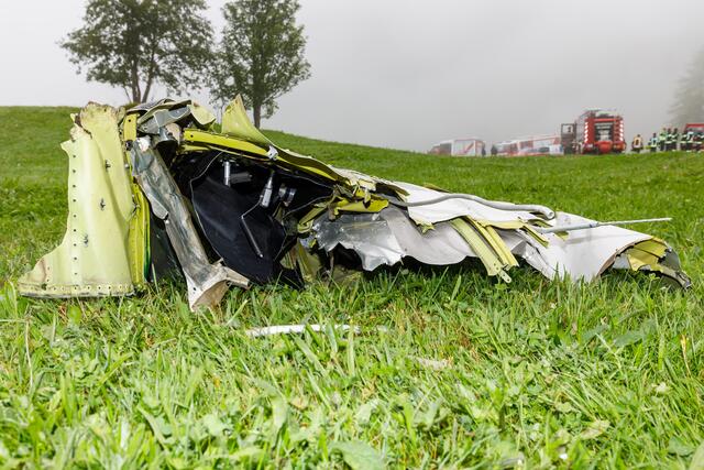 Nachdem die Suche nach einem verunglückten Flugzeugwrack im Vorarlberger Brandnertal am Montag aufgrund schlechter Wetterverhältnisse vorzeitig abgebrochen werden musste, wurde die Such- und Bergungsaktion am Dienstagmorgen fortgesetzt. Wie die Landespolizeidirektion (LPD) Vorarlberg am Nachmittag bekannt gab, konnten die Überreste einer Person gefunden werden. | Foto: BERND HOFMEISTER / APA / picturedesk.com 