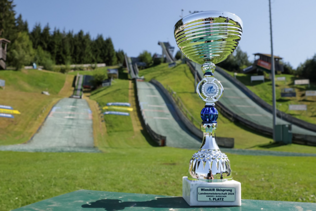 Pokal: Die Stadtadler organisieren das Skisprungfest für über hundert Kinder aus ganz Österreich, Bayern, der Slowakei und Ungarn | Foto: Danner/Skisprungclub Wiener Stadtadler