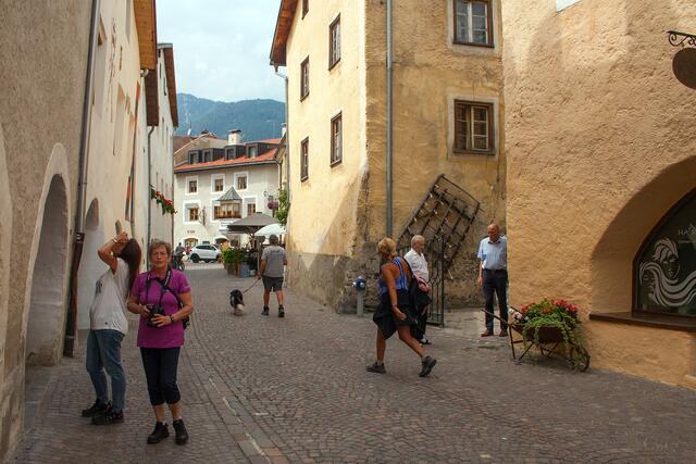 26 # 1180: der nördliche Laubengang endet knapp vor der querenden Staatsstraße 41 bzw. dem Stadtplatz. | Foto: © by Ing. Günter Kramarcsik