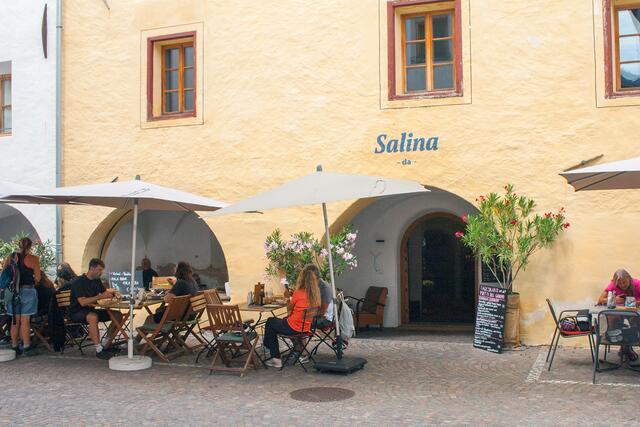 24 # 1193: Cafe Salina in der Laubengasse 11. Es wird geführt von der jungen Bürger- Genossenschaft Obervinschgau (mit Sitz in Mals). Hier können regionale Köstlichkeiten in Bio-Qualität nicht nur verkostet, sondern im kleinen Laden auch direkt erworben werden. | Foto: © by Ing. Günter Kramarcsik