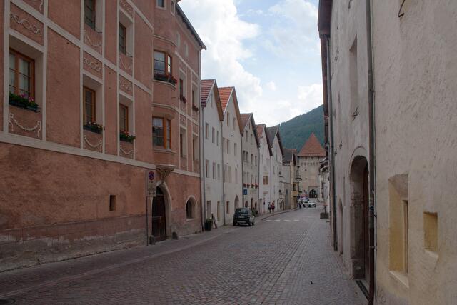 60 # 1258: Nun sind wir wieder in der Malserstraße angekommen. Wir werfen nochmals einen Blick hinab auf das im Süden liegenden Tauferer Tor. In wenigen Minuten sind wir beim Auto und treten die Rückreise an. | Foto: © by Ing. Günter Kramarcsik