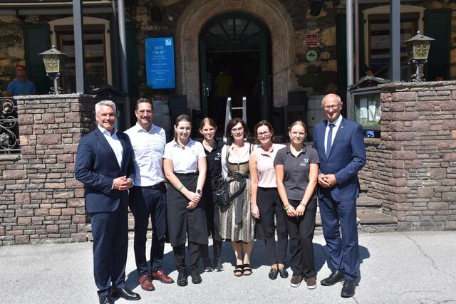 Beim Gasthof Post in Strass i. Z. waren der Kanzler und LH Anton Mattle ebenfalls zu Gast.  | Foto: Haun