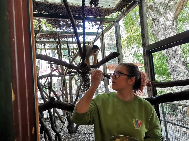 Kathi mit Totenkopfäffchen.