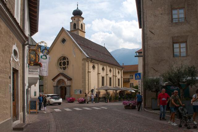 08 # 1151: Ein Blick vom Stadtplatz in Richtung Osten zur Frauenkirche. Vor dieser Kirche biegt man nach rechts ab und gelangt in die „Laubengasse“.  | Foto: © by Ing. Günter Kramarcsik