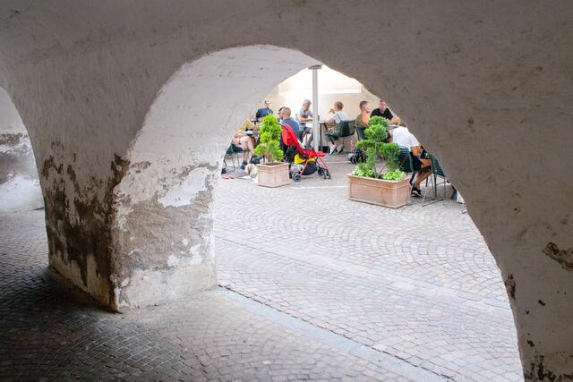 18 # 1175: Durchblick vom südlichen zum nördlichen Laubengang am östlichen Ende zu einem dort befindlichen Cafe „Salina“. | Foto: © by Ing. Günter Kramarcsik