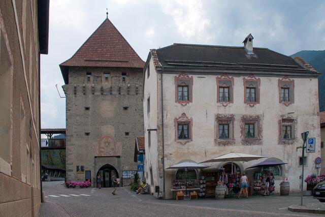 34  1223: Der Tauferer Turm (auch Kirchtorturm genannt) auf der Südseite schließt den Stadtplatz ab. In diesen Turm befindet sich die Ausstellung "Paul Flora - Leben und Werke".  | Foto: © by Ing. Günter Kramarcsik