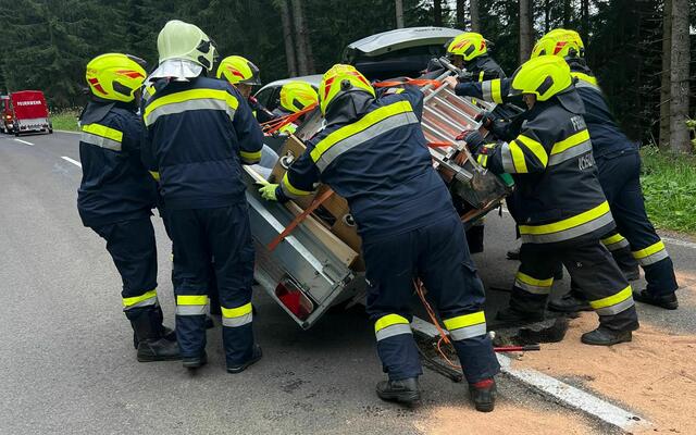 Die Helfer auf der Gaberlstraße. | Foto: FF/Zeiler