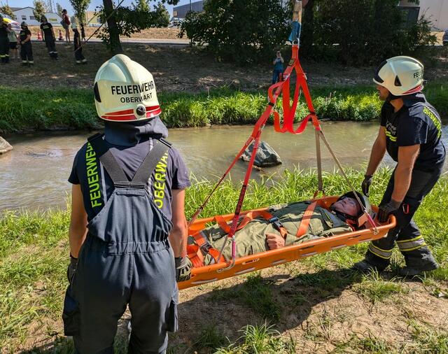 Die Stadtfeuerwehr Oberwart übte eine Personenrettung an der Pinka. Übungsleiter OBM Günther Pongratz stellte sich dafür zur Verfügung. | Foto: Stadtfeuerwehr Oberwart