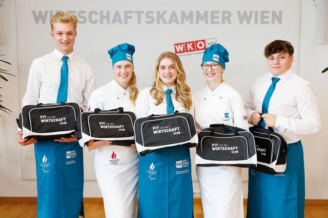 Mit eigenen WK Wien-Rucksäcken im Gepäck starteten die Schülerinnen und Schüler ihre Reise nach Paris. | Foto: Florian Wieser
