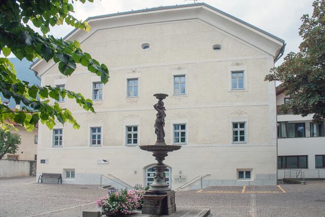48 # 1216: Das Rathaus mit langer Geschichte und dem Brunnen davor. Info findet sich im nächsten Foto. | Foto: © by Ing. Günter Kramarcsik