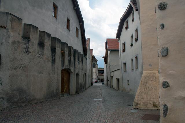 57 # 1250: Wir zogen es vor, die breitere Gasse zum Malser Tor zu wählen. Hier scheint man ältere Befestigungsanlagen in die Häuser eingebunden zu haben.   | Foto: © by Ing. Günter Kramarcsik