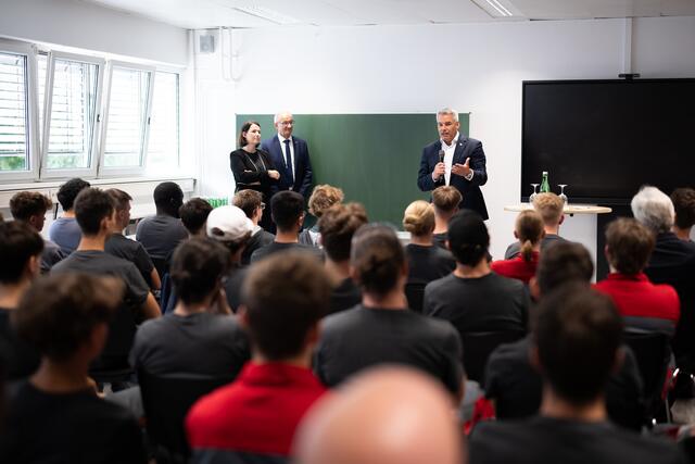 Mit Lehrlingen bei INNIO Jenbach gab es einen Austausch mit dem Regierungschef.  | Foto: Land Tirol