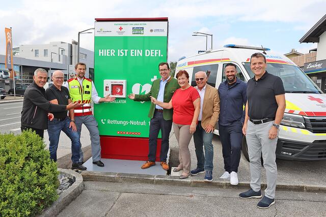 Die Gestaltung im gelernten Defi grün, weist klar darauf hin, dass hier ein Defi zu finden ist und animiert zum Leben retten! Im Bild v.l.n.r.: Fred Kendlbacher (Geschäftsführer Progress Werbung), Josef Lindner (Geschäftsführer Reifen Lindner), Stefan Herbst (Landesrettungskommandant Rotes Kreuz Salzburg), Andreas Hasenöhrl (Bürgermeister der Gemeinde Wals-Siezenheim), Veronika Lindner (Reifen Lindner), Hans Lindner (Geschäftsführer Autohaus Lindner), Daniel Einy, Adi Reiter (beide Lions Club Wals-Siezenheim) | Foto: Progress Werbung