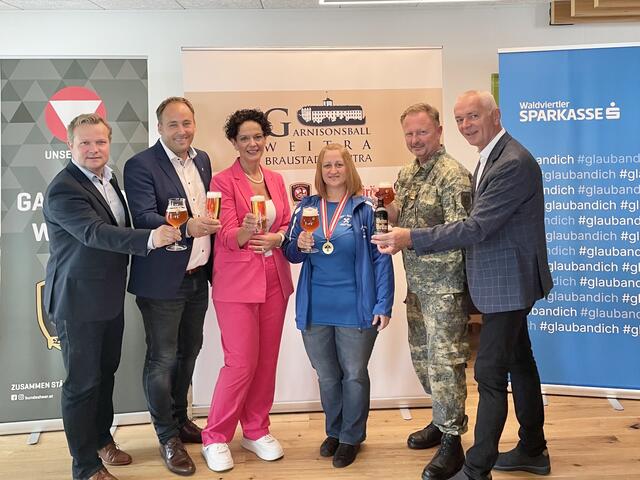 Marketingleiter der Waldviertler Sparkasse Andreas Schwarzinger, Bürgermeister Patrick Layr, Leiterin der truppenärztlichen Ambulanz Weitra Karoline Tauchmann, Staatsmeisterin Gewehrschützen - Heeressportverein Weitra Yvonne Möslinger, Garnisonskommandant Reinhard Bachner, Marketingleiter von Weitra Bräu Rudolf Damberger (v. l.). | Foto: Pilz