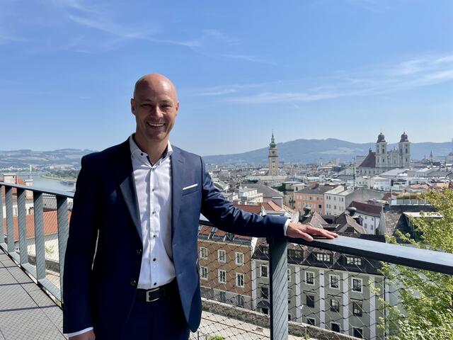 Heute gab Vizebürgermeister Martin Hajart offiziell seine Kandidatur um den Linzer Bürgermeisterposten bekannt. Er will einen "neuen Stil" ins Linzer Rathaus bringen. | Foto: MeinBezirk