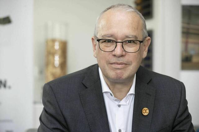 AustroCel plant, im ersten Quartal 2025 mit der industriellen Produktion eines neuartigen Hydrogel-Granulats zu beginnen. Im Bild Wolfram Kalt, CEO AustroCel Hallein. | Foto: AustroCel