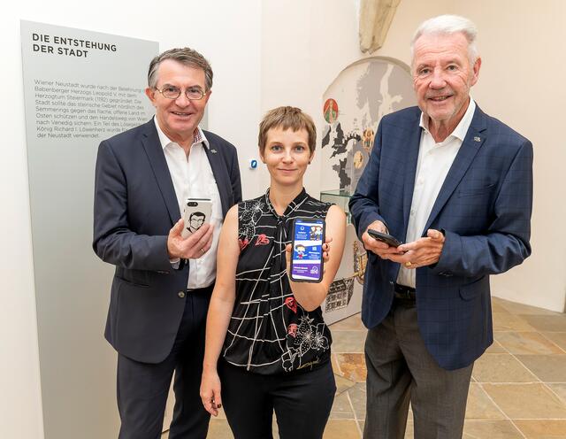 Museumsleiterin Julia Schlager präsentierte Bürgermeister Klaus Schneeberger und Kulturstadtrat Franz Piribauer die neuen Funktionen der Museums-App. | Foto: Stadt Wiener Neustadt/Weller