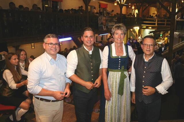 Klubobmann Gust Wöginger und die beiden Waldviertelabgeordneten Lukas Brandweiner und Martina Diesner-Wais inmitten der Horner Delegation. | Foto: Herbert Gschweidl