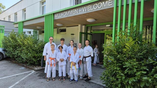 Die beiden Betreuer Herbert Schmall und Cornelia Pastorek mit Manuel Mock, Isabell Pastorek, Sophia Prohaska, Elias Prohaska, Zalan Andrasi und Zsombor Biro.

  | Foto: Karate Oberpullendorf