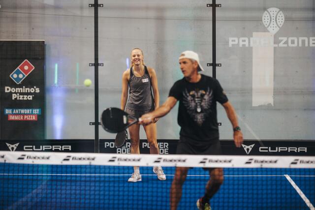 Bei sportlichen Disziplinen wir Padel-Tennis, Badminton und Radfahren gaben die Sportler:innen alles – so wie hier Basketballerin Sina Höllerl und Ex-Fußballer Michael Konsel | Foto: Philipp Lipiarsk