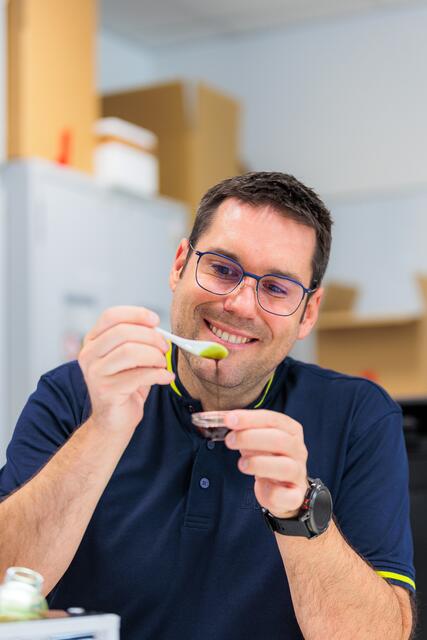 Zu Gast beim sogenannten „Lebensmittel-Panel“: ORF-Moderator Thomas Weber überprüft die Qualität des Kürbiskernöls. | Foto: David Wiestner