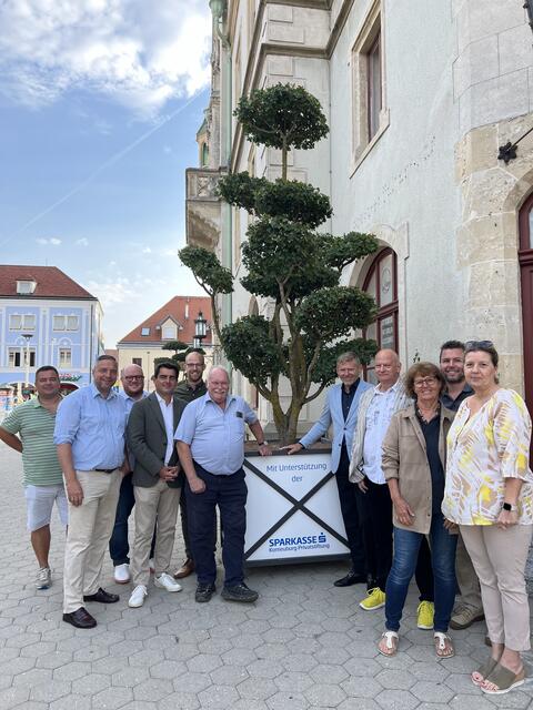 Peter Schubert (Bereichsleitung Wirtschaftshof), Landtagsabgeordneter Hubert Keyl, Gemeinderat Bernd Herzog, Bürgermeister Christian Gepp, Martin Starkl (Baumschule Starkl), Alfred Gehart (Sparkasse Korneuburg), Armand A. Drobesch (Sparkasse
Korneuburg), Ronald Maurer (GF Stadtservice), Gemeinderätin Susanne Springer, Stadtrat Stefan Hanke und Gemeinderätin Karin Schuster-Zwischenberger sind stolz auf die neuen "mobilen Schattenspender". | Foto: Stadtgemeinde Korneuburg