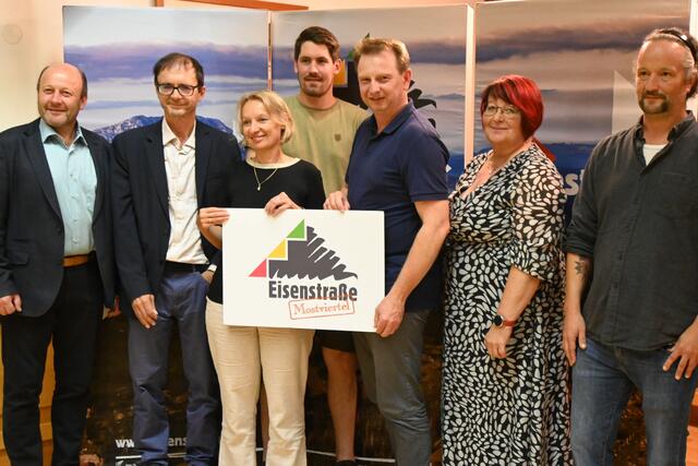 Filmpremiere in Gaming: Bürgermeister Franz Aigner (Obmann-Stellvertreter der Eisenstraße Niederösterreich), Ernst Kieninger (Original TV), geschäftsführende Gemeindrätin Martina Spring. geschäftsführender Gemeindrat Karl Teufl, Bürgermeister Andreas Fallmann, geschäftsführende Clarissa Schmitz und Georg Watschka (Original TV) | Foto: eisenstrasse.info