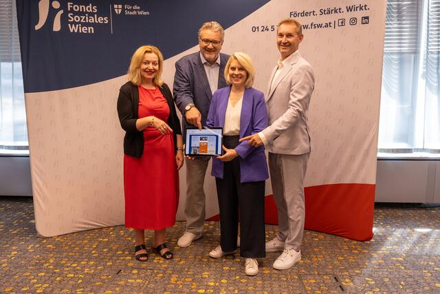 Bei der PK anwesend: Sozialstadtrat Peter Hacker (SPÖ, 2. v. l.) sowie die FSW-Geschäftsführer Anita Bauer, Susanne Winkler und Michael Rosenberg. | Foto: Antonio Šećerović/MeinBezirk