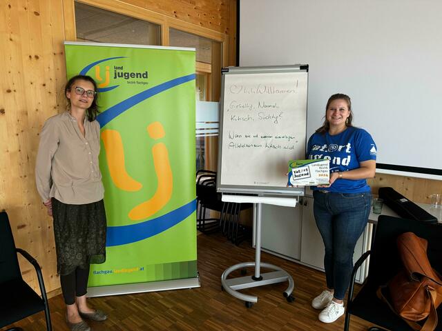 Beim Vortrag mit dem Titel „Gesellig, Normal, Kritisch, süchtig“: Lara-Andrea Vranek (Psychotherapeutin der Suchthilfe Klinik Salzburg) mit Bezirksleiterin Magdalena Kreidl (rechts). | Foto: Landjugend Bezirk Flachgau
