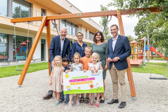Bürgermeister Klaus Schneeberger und Bildungsstadtrat Philipp Gruber mit Monika Handler (Leiterin neuer Kindergarten Hofrätin Dr.in Gertrud Buttlar) und Doris Kratzer (Leiterin Kindergarten Walthergasse) und den Kindern Mia, Arsalan, Jaina, Nico und Hannah im Garten des neuen Kindergartens. | Foto: Stadt Wiener Neustadt/Weller