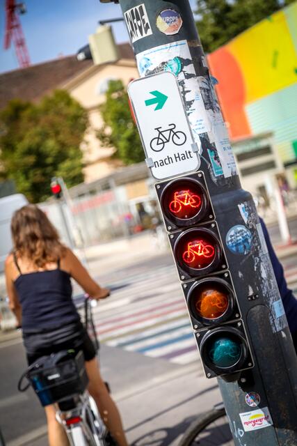 Ab September gibt es in Wien 60 neue Grünpfeile, die es für Radfahrende möglich machen, bei Rot rechts abzubiegen oder geradeaus zu fahren. Damit wird die 500er-Marke geknackt. | Foto: PID/Christian Fürthner