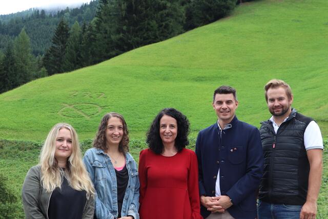 Das Team der VP im Bezirk Landeck: Theresa Heiß, Sarah Raich, Margreth Falkner, Simon Schwendinger und Dominik Traxl. | Foto: Seelos