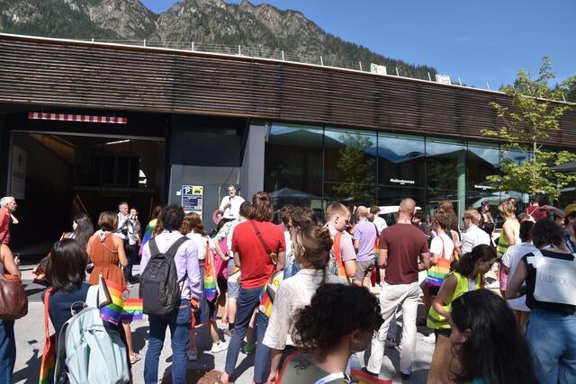 Viele Teilnehmerinnen und Teilnehmer kamen in bunten Outfits.  | Foto: Barbara Fluckinger