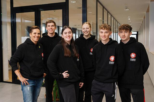 Am Bild (v.l.n.r.): Die MaxiNutrition Nachwuchsklasse mit Michaela Dorfmeister, Anton Messeritsch (Segeln), Lena Grabowski (Schwimmen), Sina Höllerl (Basketball), Raphael Kokas (Bahnrad) und Julian Rzihauschek (Tischtennis) | Foto: KRÜGER AUSTRIA