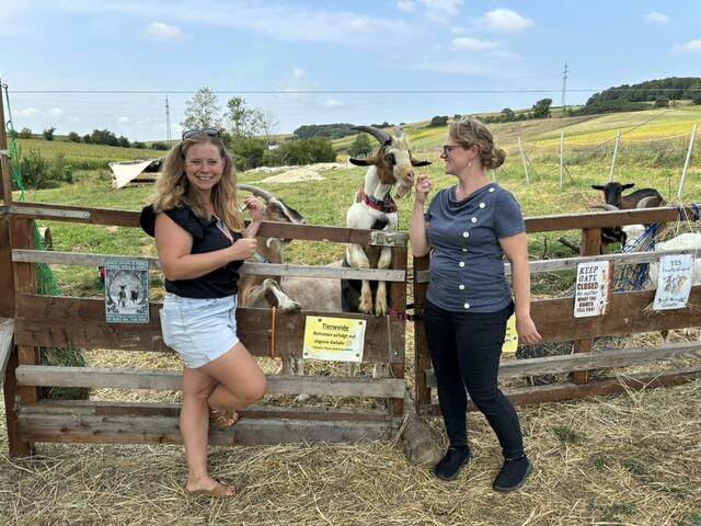 Lisa Köhler und Daniela Bruckmayer mit den Ziegen vom Finsterhof. | Foto: Lauren Seywald