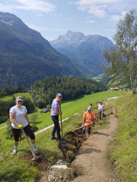 Die Helfer bei der Instandhaltung des Jägersteigs. | Foto: Naturpark Weißbach