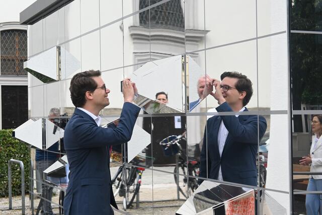 Einblicke: Bereits seit Beginn Juli informiert vor dem Festspielhaus ein gläserner Kubus über das geplante Projekt des "Festspielbezirkes 2030". | Foto: Martin Schöndorfer, 2024