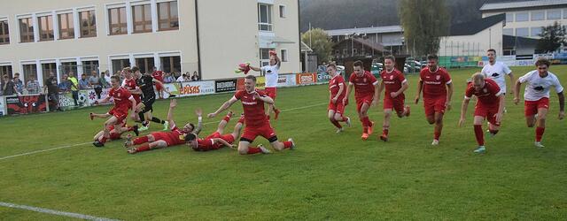 SV Niederndorf (rot) - SV Brixen (gelb/schwarz) -Spielschluss.  | Foto: Schwaighofer