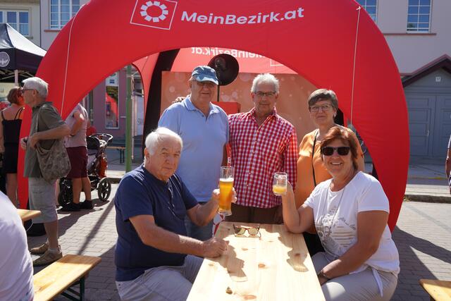 Gute Unterhaltung beim "MeinBezirk-Stand" beim Bio-Fest in Frauenkirchen  | Foto: Andrea Glatzer